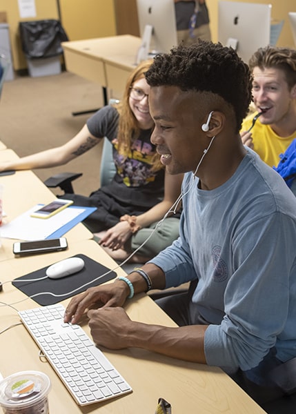 Briar Cliff students working on project in MAC lab