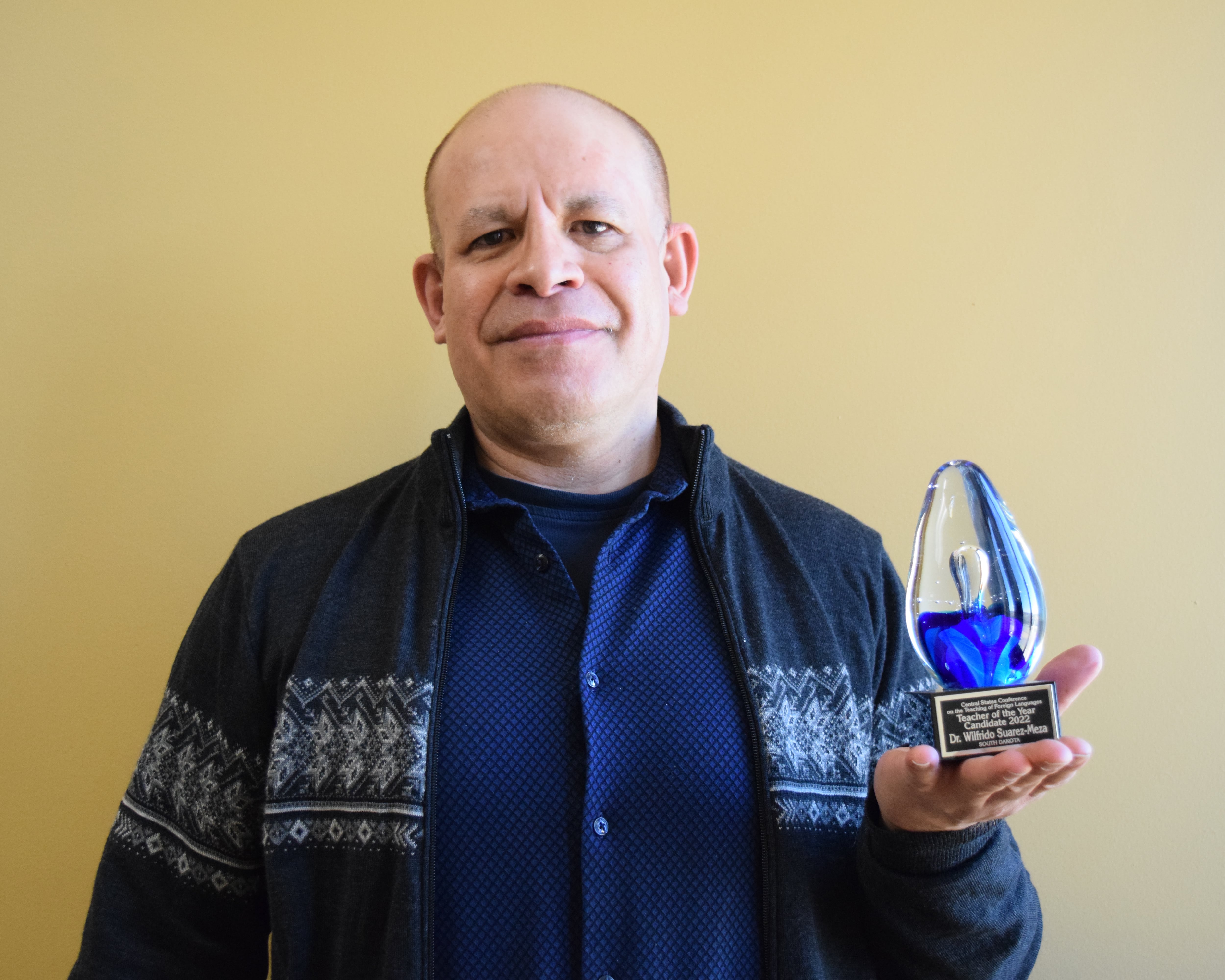 Dr. Willie Suárez and his Teacher of the Year award